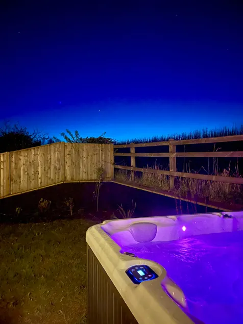 Cozy and peaceful. Private hot tub under the stars - Image 1