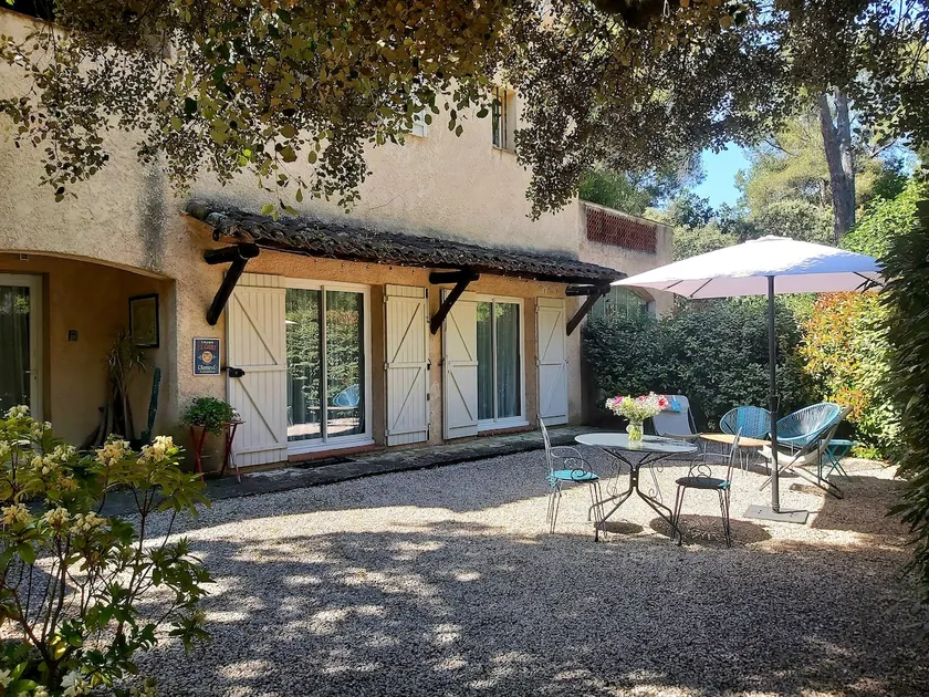 Gîte at the foot of the Sainte-Victoire massif - Image 1