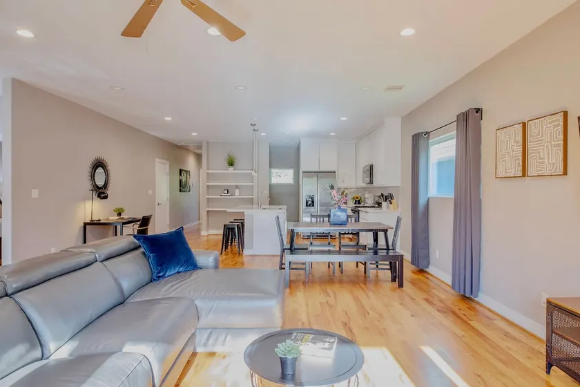 3BR Cozy Bungalow 1749! Medical Center, Stadiums! - Image 1