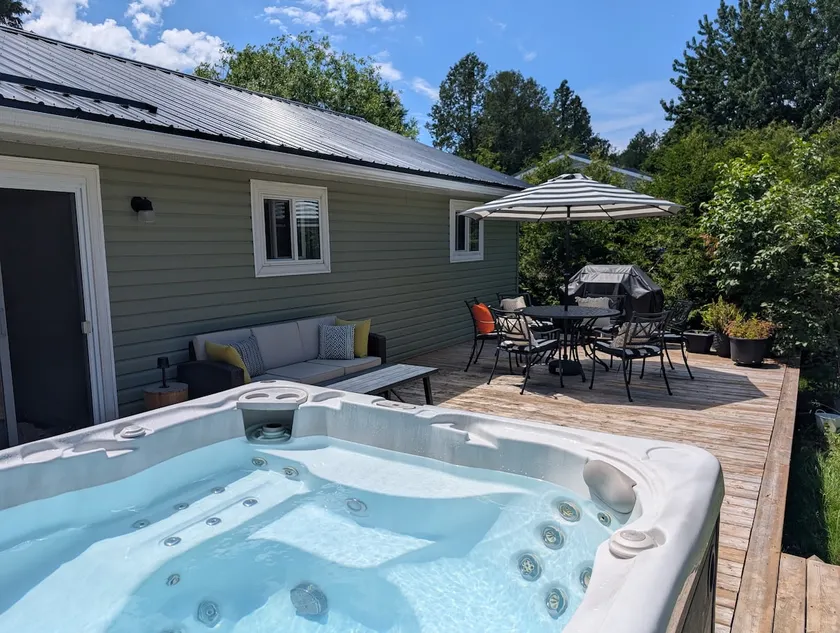 Beach House Cottage with Hot Tub - Image 1