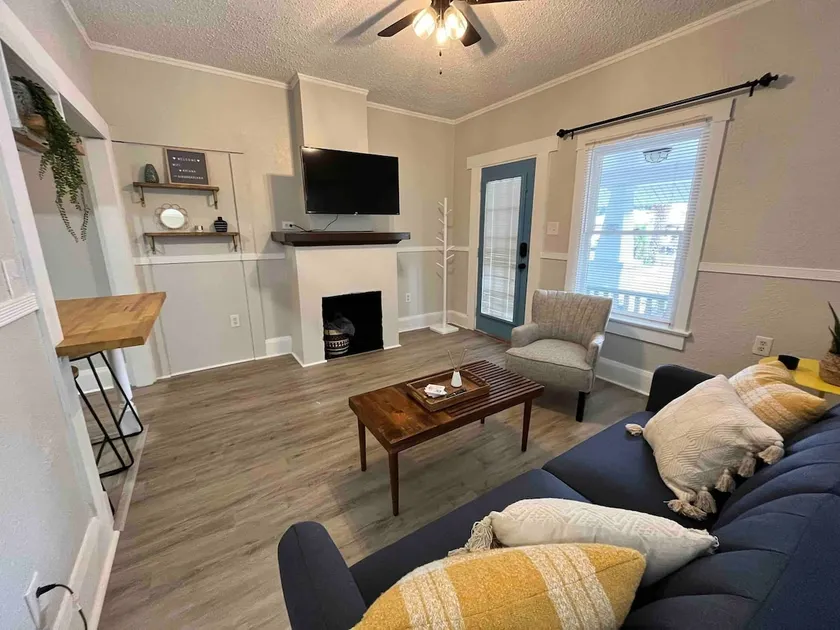 Adorable 1 bed/1bath with office and free parking - Image 1
