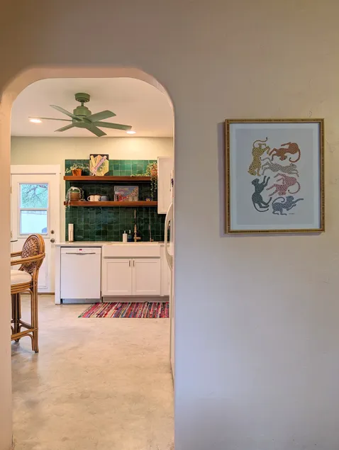 Elm Bungalow: Chic Desert Retreat & Walkable Gem - Image 1