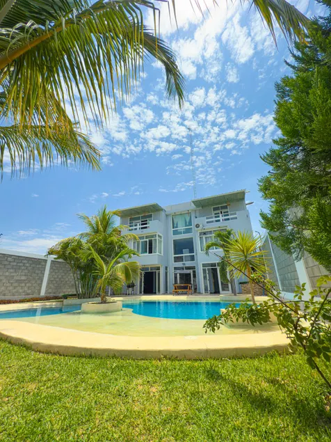 A beautiful house with a pool - Image 1