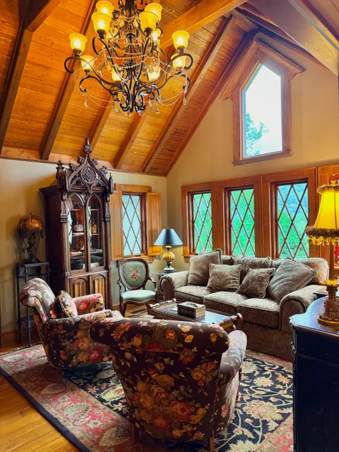 Elegant Tudor Cottage: Farm Animals, Views, Vintage Decor - Image 1