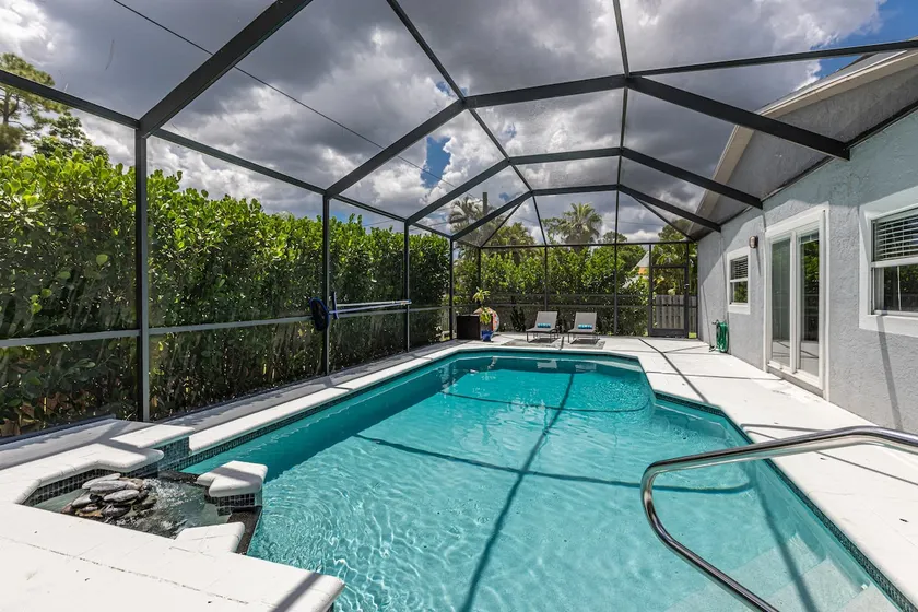 Sunny, open 3 BR, 2 BA *pool* home - Image 1