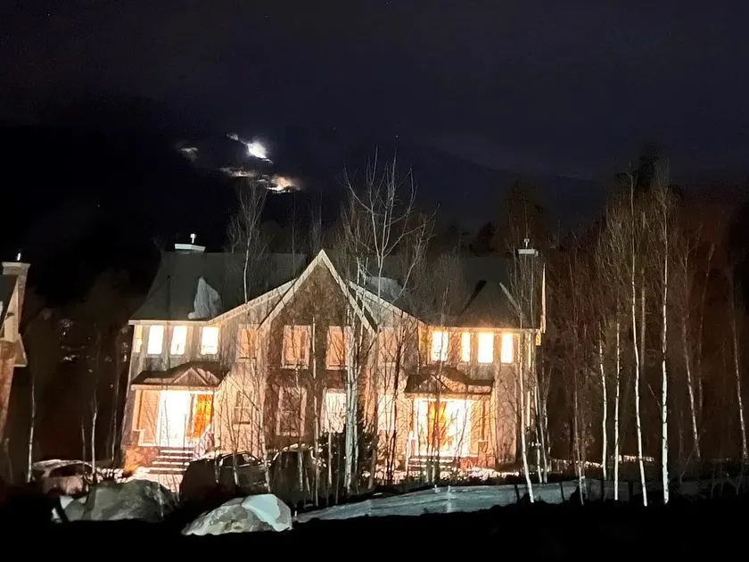 Renovated 4BDRM/4BA/9 bed/12ppl, 1 min to Mt Snow - Image 1