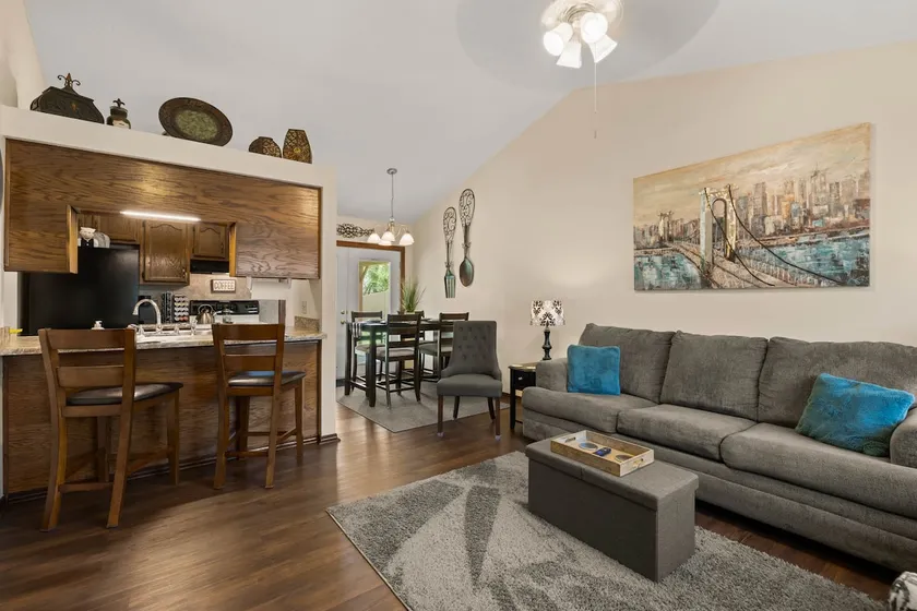 4bed3Bedroom near Convention Ctr, downtown, Fisher Park, 30 min to Holiday World - Image 1