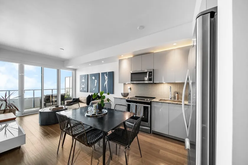 Modern Lake view Condo w/ Pool & Gym| Sherway Mall - Image 1