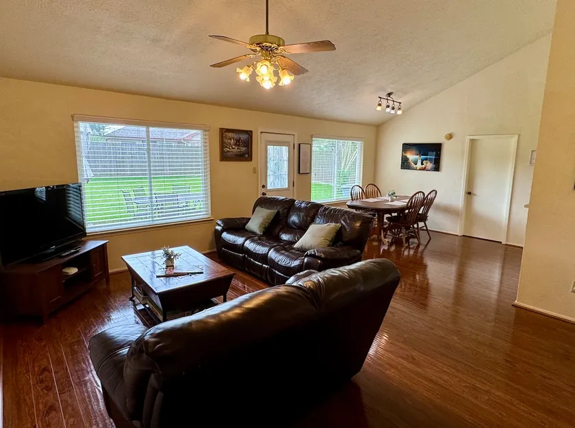 Spacious Comfortable Quiet 4 Bedroom Retreat - Image 1