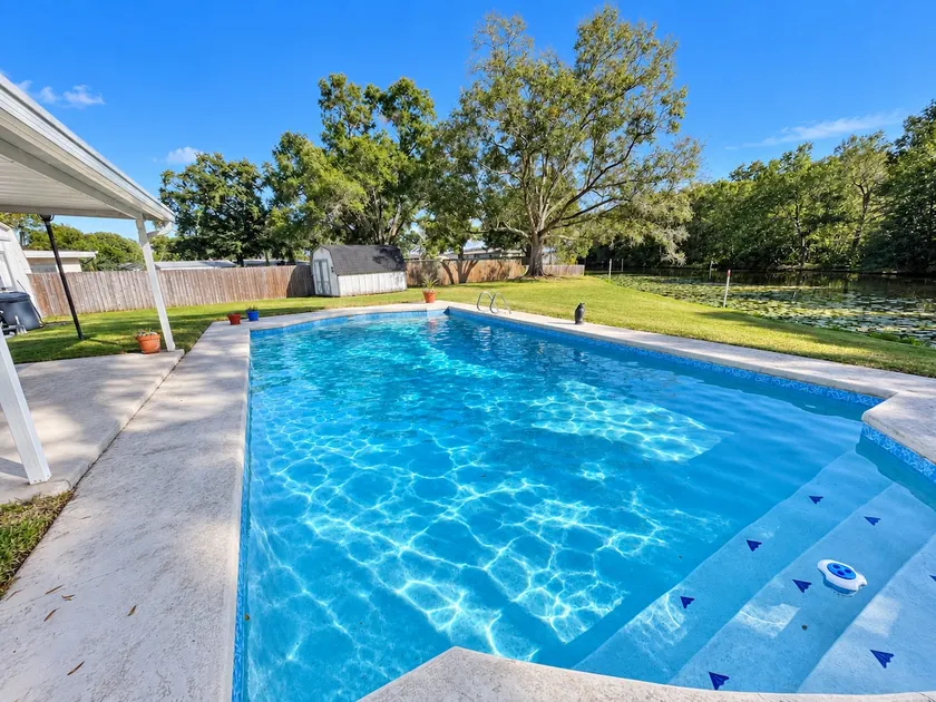 Pool, Lake, casino, whole home 2 Kings 3 queens - Image 1