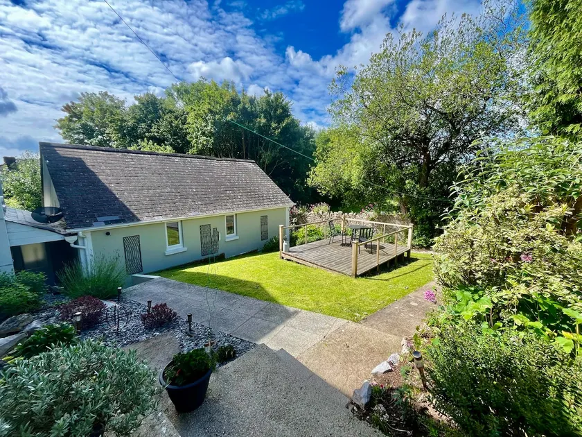 Cosy & Stylish Parkside Retreat with Parking - Image 1
