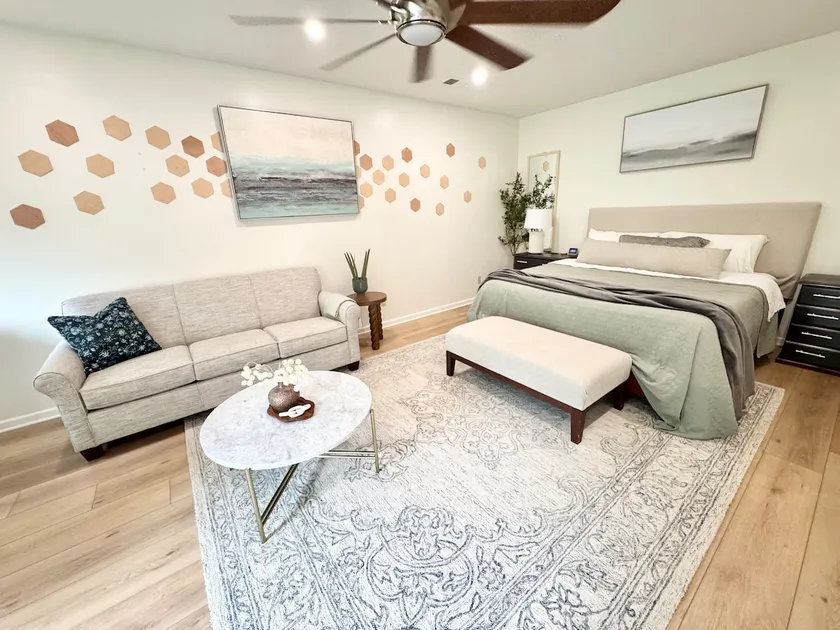 Private, in-law suite. 5 min drive to IU campus - Image 1