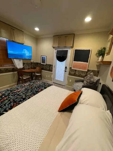 Private Entrance with Cozy courtyard Suite - Image 1