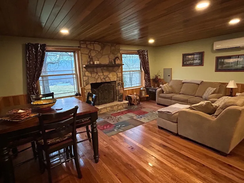 Private 1 bedroom cabin on 14 acres - Image 1