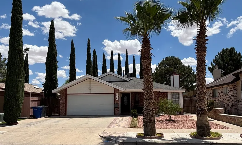 Guest Favorite! Spacious El Paso Home 4 Queen Beds - Image 1