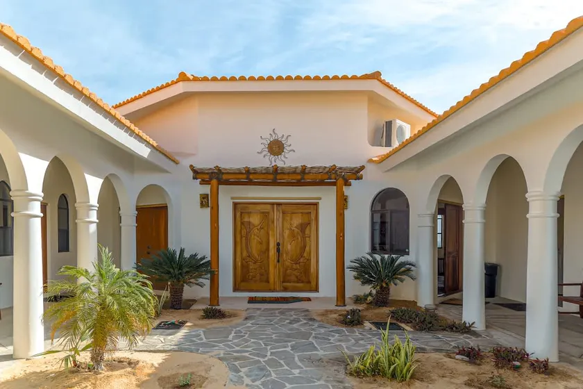 Beautiful 5-bedroom Villa with pool and spa - Image 1
