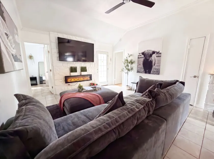 Luxury Modern 4BR | Hot Tub | Mins to DT & Rainey - Image 1