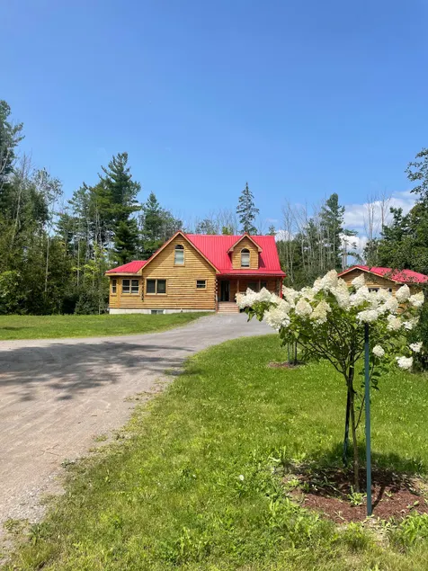 Cobourg Cabin Retreat: Hot Tub & Fireplace - Image 1