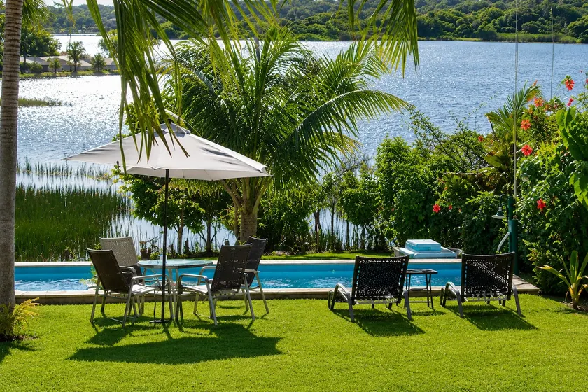 House with private pool between the lagoon and the sea. - Image 1