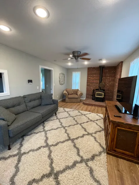 Renovated 1 bedroom guest house - Image 1