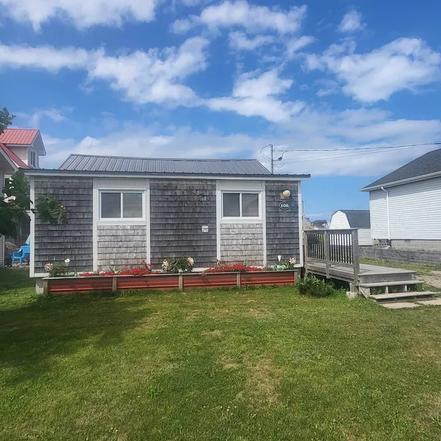 Cottage with 2 bedrooms + loft. 3 minutes to beach - Image 1