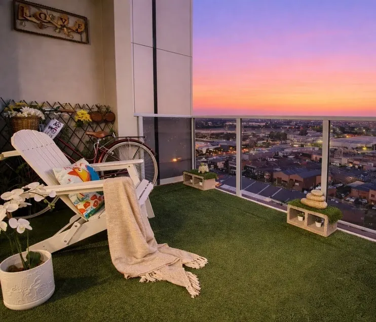 Lovely 2 Bed 2 Bath Apartment | Free Parking | Walk to Train - Image 1