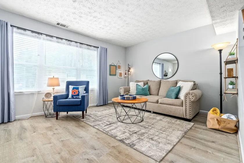 King bed 3 bedroom Townhouse close to Toomers! - Image 1