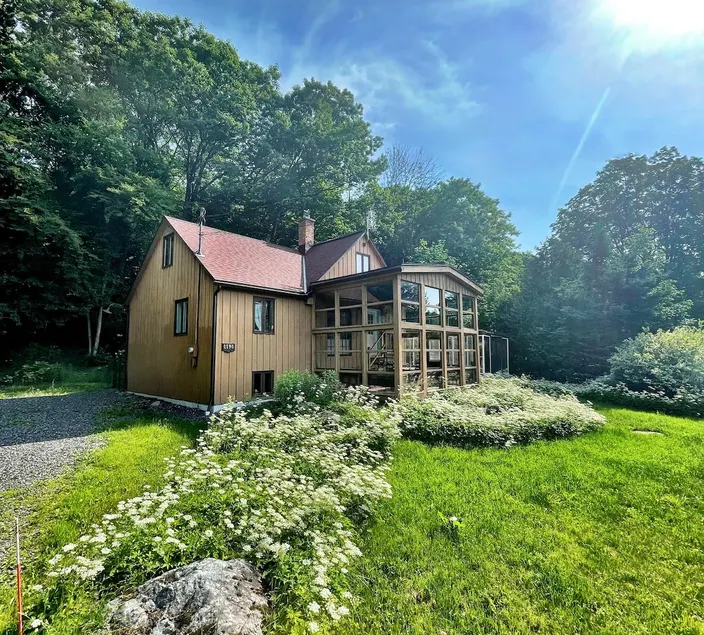 The Little House on the Mountain Spa Sauna Arcade Ski - Image 1