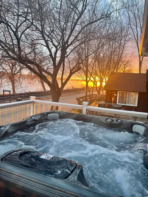 2nd story hot tub w/lake views in ideal location - Image 1