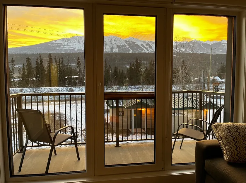 Riverside condo w/ a Golden view - Image 1