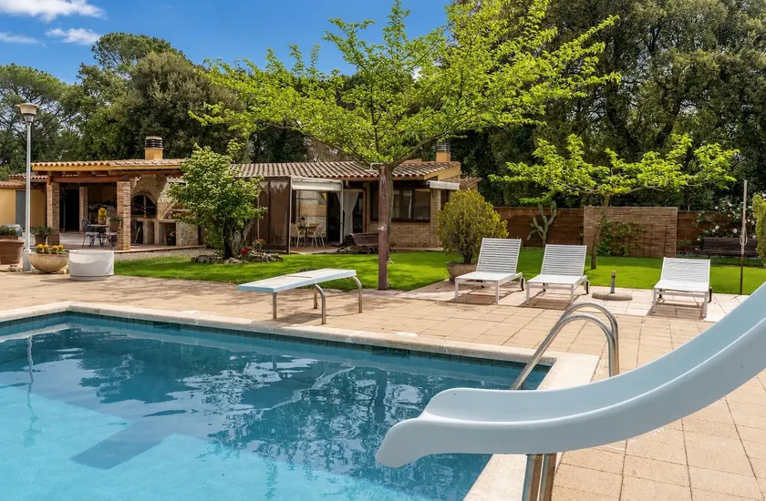 Rustic house with pool in Girona - Image 1