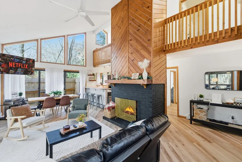 Modern Poconos Home, 3br2ba, Hottub Screened Porch - Image 1