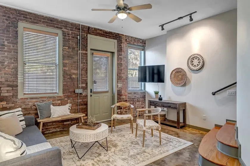 Hidden-Gem 2B Towhhouse in Springfield Close to DT and Stadium! - Image 1