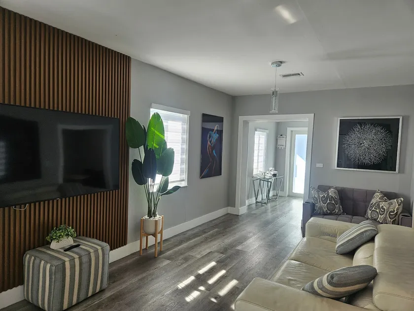 Cozy home with free parking + jacuzzi. - Image 1