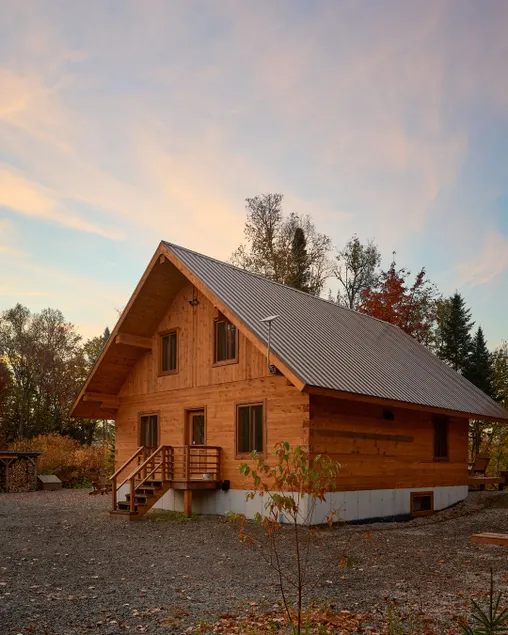 Les 2 loutres – Wooden waterfront cottage - Image 1