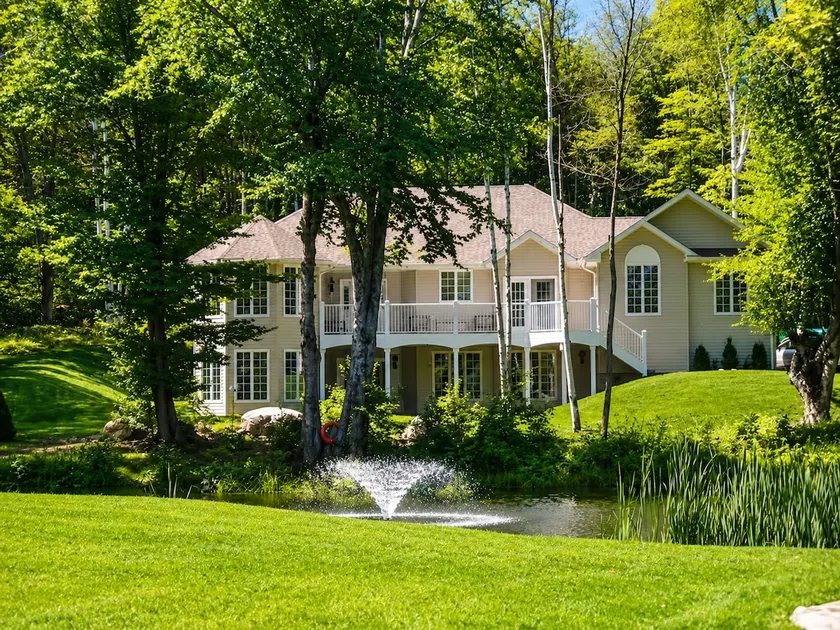 Hot Tub, AC, Pond, BBQ, 40 min to Algonquin - Image 1