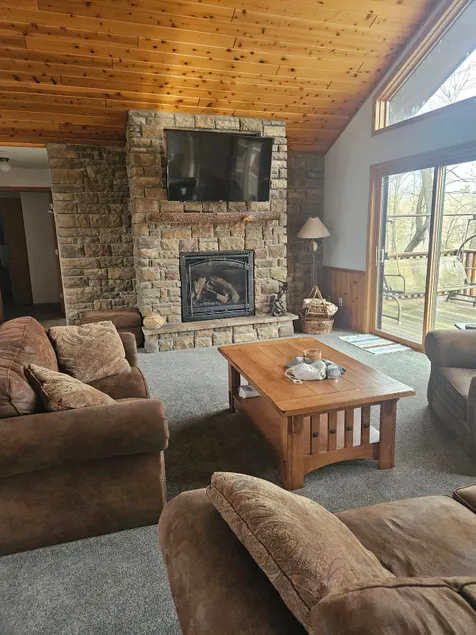 Cozy 2 bedroom with firplace and lake views - Image 1