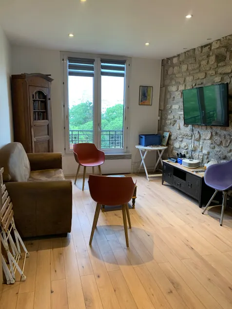 Beautiful 40 m2 2-room, free parking + near metro + park view - Image 1