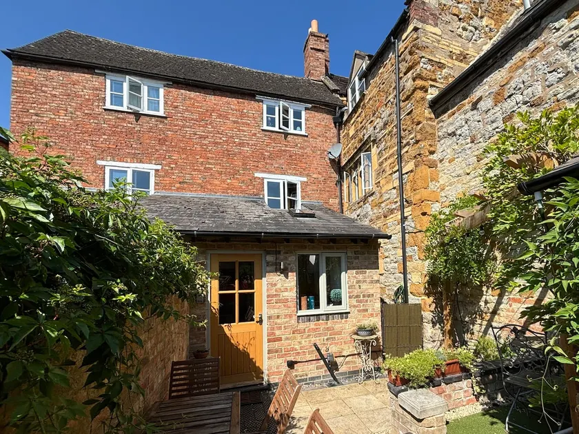 Rural town centre Cotswolds house - ideal location - Image 1