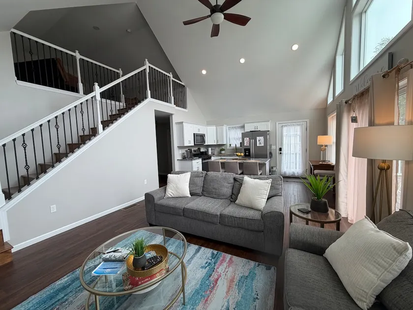 Chalet Style Lake House, hot tub & nearby beach - Image 1