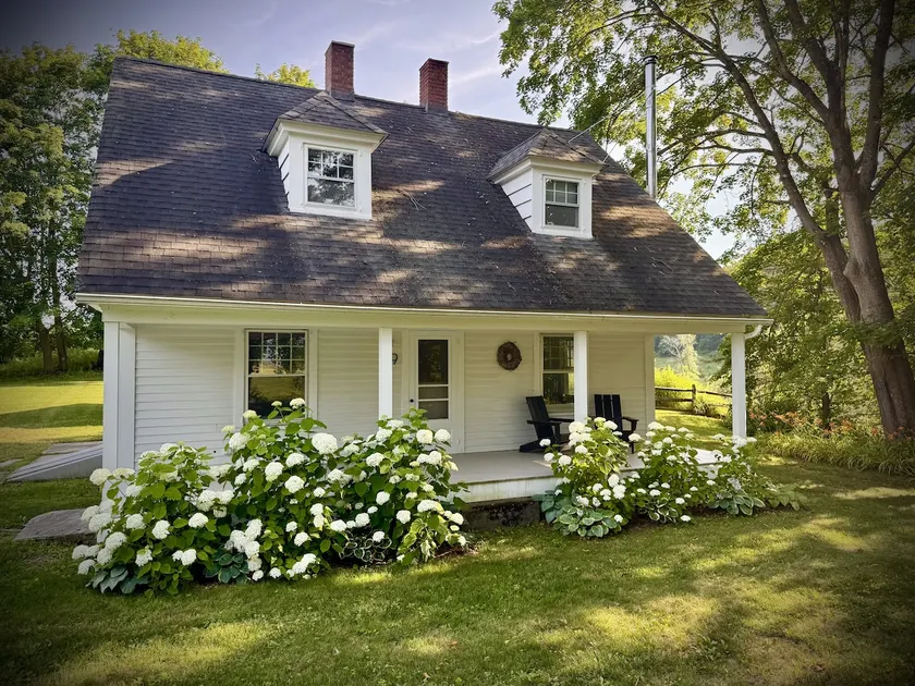 Cozy & Modern 3BDRM Farmhouse - EV Charger - Image 1