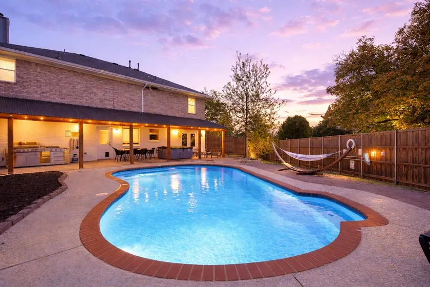 Texan 5/3 Oasis - Hot tub, Pool, Cinema Room - Image 1