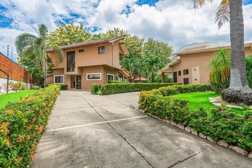 Flamingo Estates 18- 4 BR House with Pool - Image 1