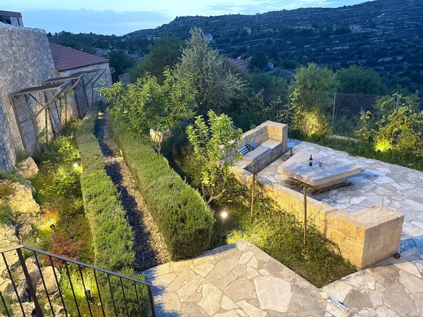Traditional Gem: Breathtaking Views, Unique Garden - Image 1