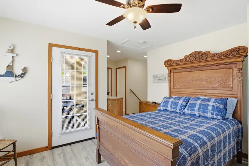 Lakeside studio Apartment steps from lake and park - Image 1