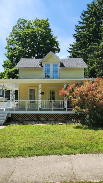 Home walkable to Town & Beach, near Golf & Skiing! - Image 1