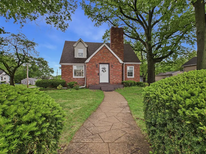 Brick B&B - 3Bed 2Full Bath! Downtown Edwardsville - Image 1
