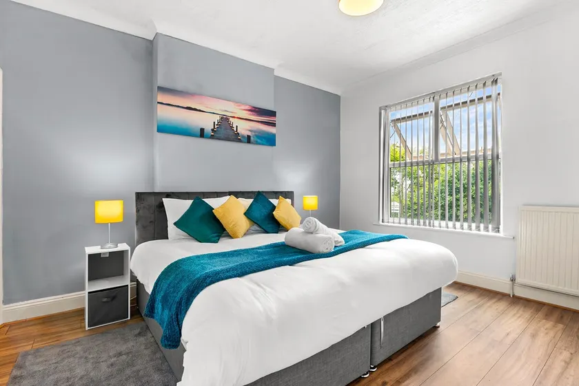 HILLTOP PLACE SUITES 6 beds for CONTRACTORS and FAMILIES near MEADOWHALL with FREE PRIVATE PARKING - Image 1