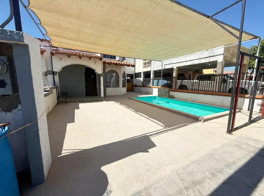 Very quiet house with ample parking. - Image 1