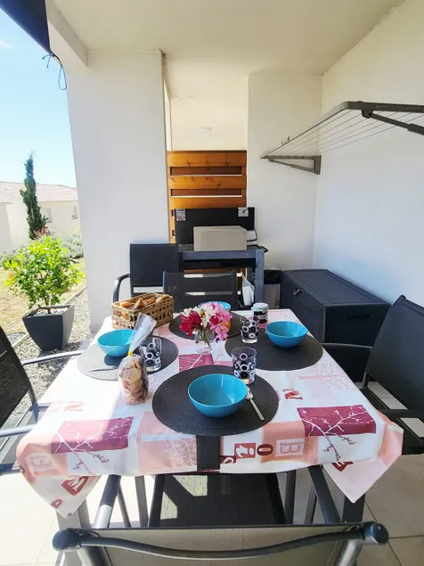 High-comfort 2-bedroom apartment with sea view – beach & pool - Image 1